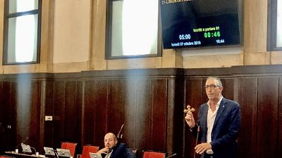 Lega appende crocifisso in aula a Milano Lega appende crocifisso in aula a Milano