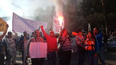 Lancio petardi a corteo, soccorsi agenti Lancio petardi a corteo, soccorsi agenti