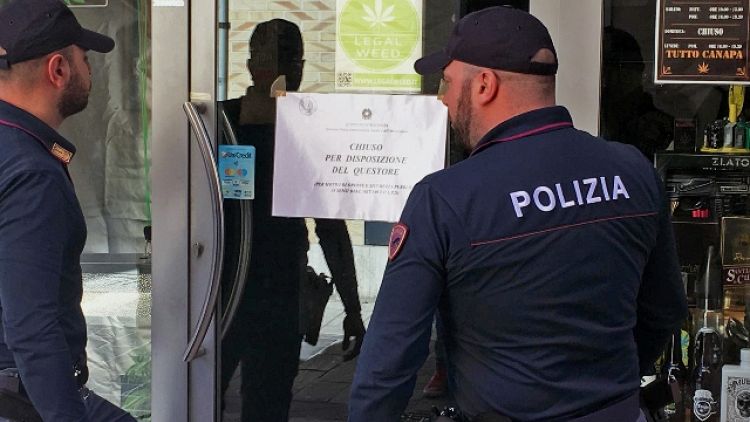 Questura Macerata, stop 4 cannabis shop