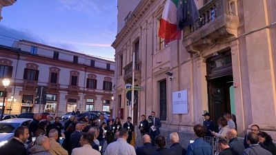Fiaccolata a Catanzaro per agenti uccisi Fiaccolata a Catanzaro per agenti uccisi