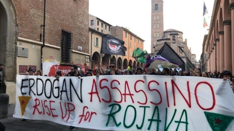 A Bologna corteo contro i raid turchi