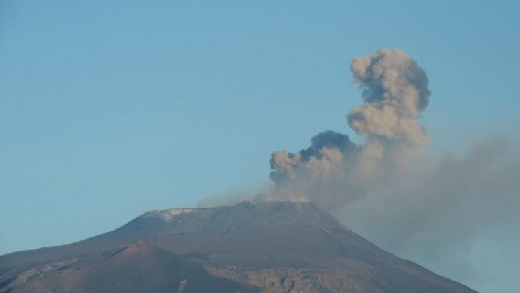 Etna: cenere, chiuso uno spazio aereo