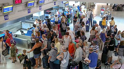 Thomas Cook failure spurs UK to act on airlifting tourists home Thomas Cook failure spurs UK to act on airlifting tourists home