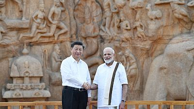 India's Modi picks up trash from seaside town while hosting China's Xi India's Modi picks up trash from seaside town while hosting China's Xi