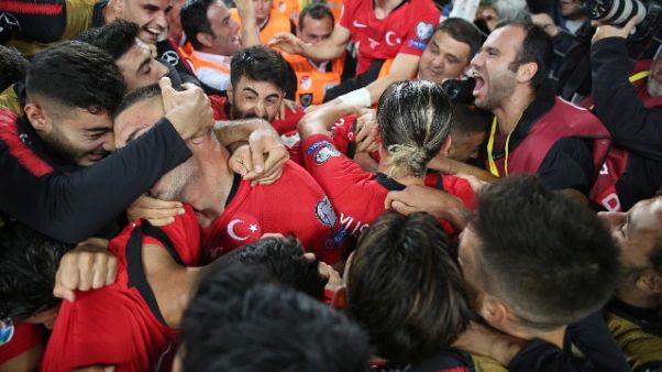 Lunedì Francia-Turchia, allerta a Parigi Lunedì Francia-Turchia, allerta a Parigi