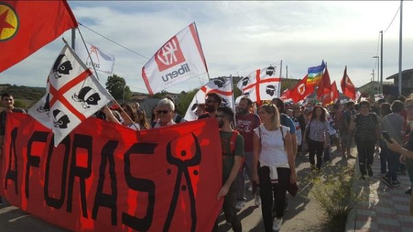 Migliaia a Capo Frasca contro poligoni Migliaia a Capo Frasca contro poligoni