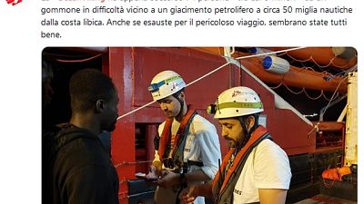 Migranti: soccorsi altri 102 su barcone Migranti: soccorsi altri 102 su barcone