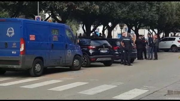 Commando armato tenta rapina a Unicredit Commando armato tenta rapina a Unicredit