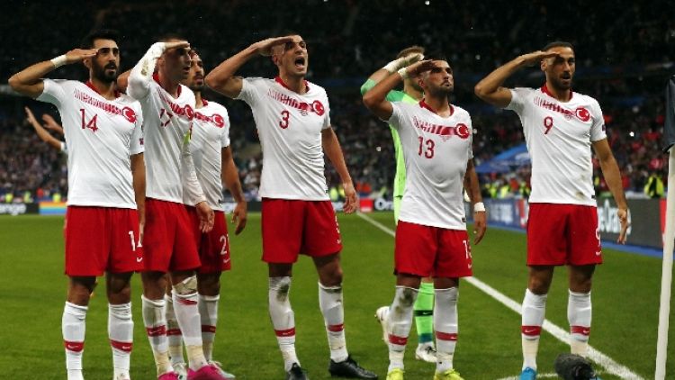 Euro 2020:turchi rifanno saluto militare