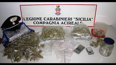 Spaccia a scuola, Cc denunciano 15enne Spaccia a scuola, Cc denunciano 15enne