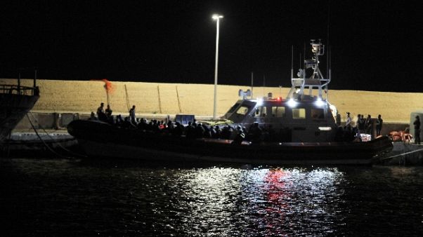 Naufragio Lampedusa, trovati 12 corpi Naufragio Lampedusa, trovati 12 corpi