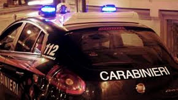 Donna lancia varecchina contro un uomo Donna lancia varecchina contro un uomo