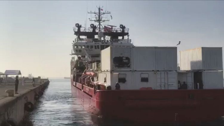 Migranti: nave Ocean Viking è a Taranto