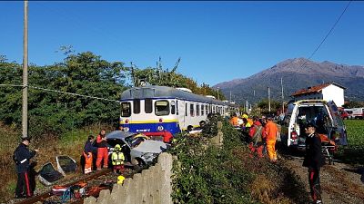 Treno travolge auto, ferito conducente Treno travolge auto, ferito conducente