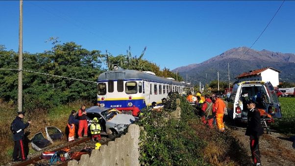 Treno travolge auto, ferito conducente Treno travolge auto, ferito conducente