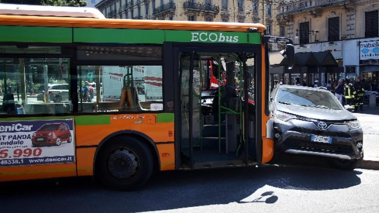 Scontro auto-bus, 6 feriti a Milano