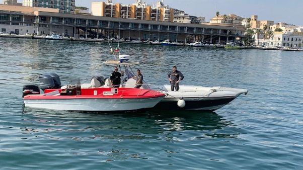 Migranti sbarcano a Brindisi,siamo curdi Migranti sbarcano a Brindisi,siamo curdi