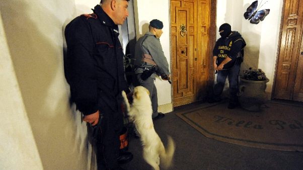 Arresto e 4 indagati per estorsioni Arresto e 4 indagati per estorsioni