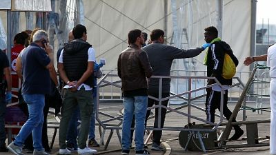 Migranti: Istat, si riducono ingressi Migranti: Istat, si riducono ingressi