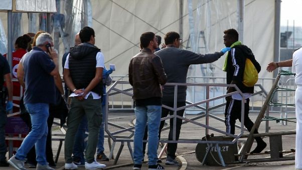 Migranti: Istat, si riducono ingressi Migranti: Istat, si riducono ingressi