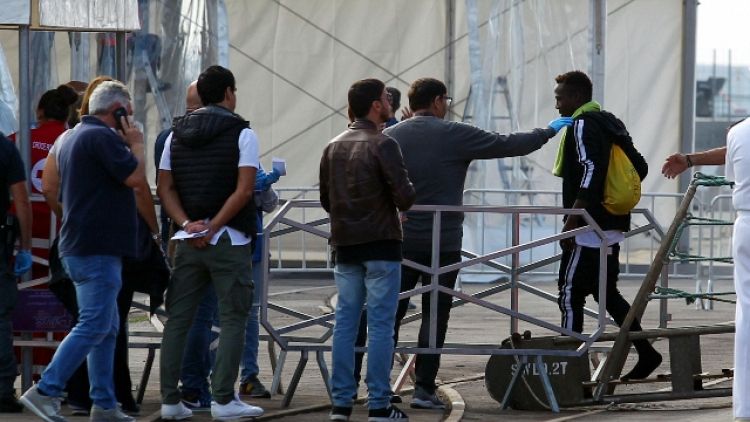 Migranti: Istat, si riducono ingressi