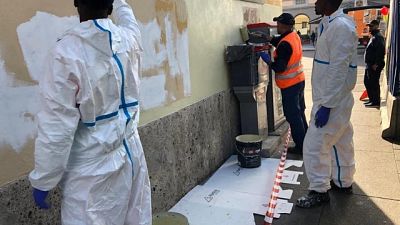 Migranti, pulite scritte contro Salvini Migranti, pulite scritte contro Salvini
