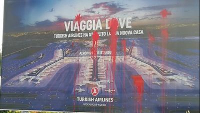 Pisa, imbrattati poster Turkish Airlines Pisa, imbrattati poster Turkish Airlines