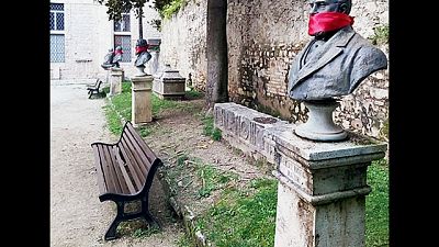 CasaPound imbavaglia statue nelle Marche CasaPound imbavaglia statue nelle Marche