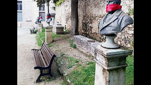 CasaPound imbavaglia statue nelle Marche CasaPound imbavaglia statue nelle Marche