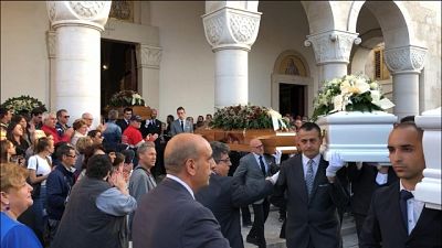 Strage famiglia: in centinaia a funerali Strage famiglia: in centinaia a funerali