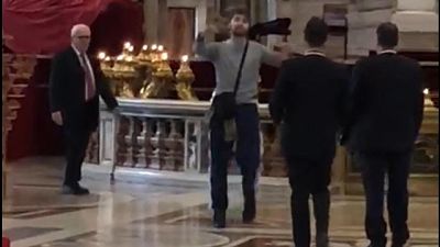 Dà in escandescenze, fermato a S.Pietro Dà in escandescenze, fermato a S.Pietro