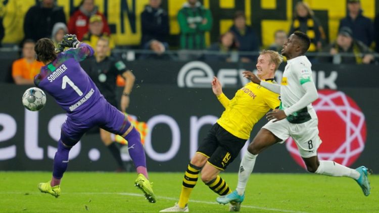 Reus strikes as Dortmund down Gladbach to close on leaders