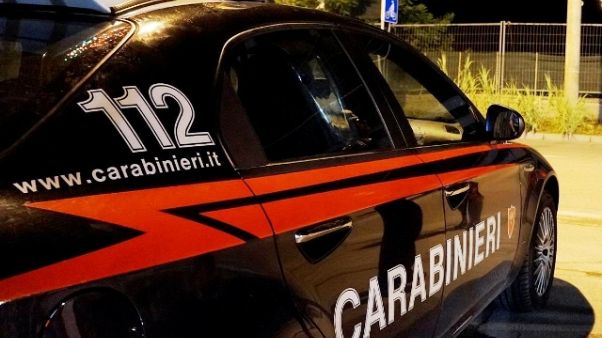 Lascia figlia di 1 anno in auto,denuncia Lascia figlia di 1 anno in auto,denuncia