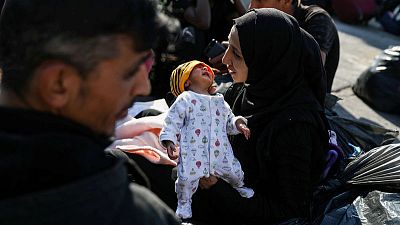 Greece moves more migrants to mainland, warns others to stay away Greece moves more migrants to mainland, warns others to stay away