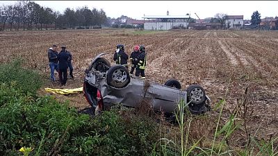 Fuori strada su asfalto viscido,un morto Fuori strada su asfalto viscido,un morto