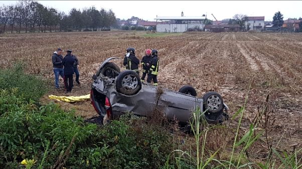 Fuori strada su asfalto viscido,un morto Fuori strada su asfalto viscido,un morto