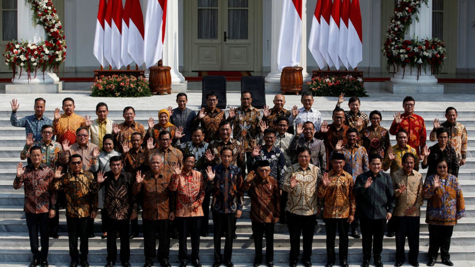 Indonesia cabinet unveiled, includes president's main rival