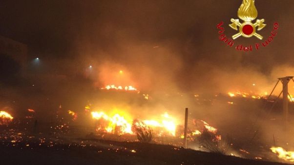 Fiamme nell'Oristanese, evacuato resort Fiamme nell'Oristanese, evacuato resort