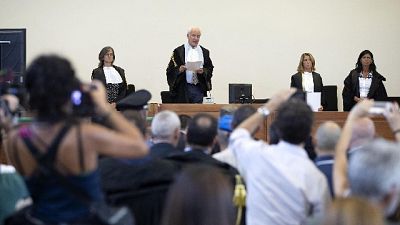 Mondo mezzo, nove in carcere Mondo mezzo, nove in carcere