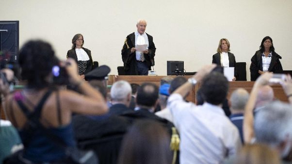 Mondo mezzo, nove in carcere Mondo mezzo, nove in carcere
