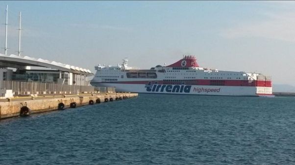 Forte vento,due navi si toccano in porto Forte vento,due navi si toccano in porto