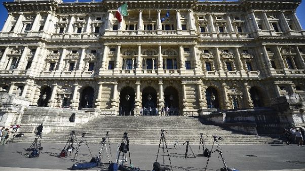 Prof bacia alunna delle medie,condannato Prof bacia alunna delle medie,condannato