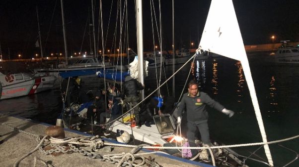 Veliero con 46 migranti in Calabria Veliero con 46 migranti in Calabria