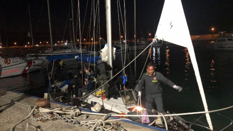 Veliero con 46 migranti in Calabria