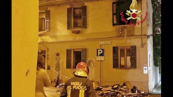 Incendio in casa, salvati madre e figlio Incendio in casa, salvati madre e figlio