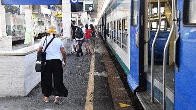 Aggredisce e perseguita donna sul treno Aggredisce e perseguita donna sul treno
