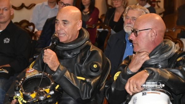 Venezia: gondolieri-sub nei rii Venezia: gondolieri-sub nei rii