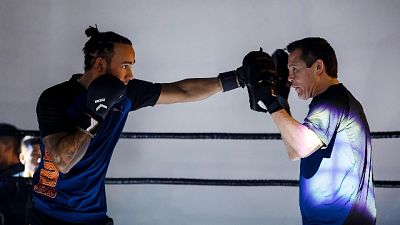 Hamilton si prepara boxando con Chavez Hamilton si prepara boxando con Chavez