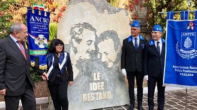 Scultura con foto Falcone e Borsellino Scultura con foto Falcone e Borsellino
