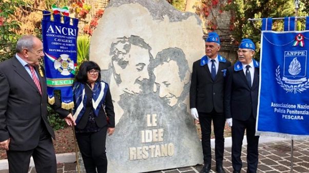 Scultura con foto Falcone e Borsellino Scultura con foto Falcone e Borsellino